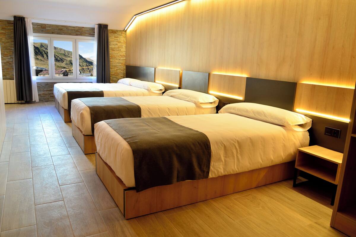 Neljän hengen luksushuone | Ylelliset vuodevaatteet, memory foam -patjalliset sängyt, työpöytä