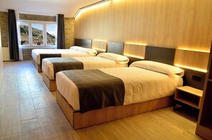 Luxury Quadruple Room | Premium bedding, memory foam beds, desk, laptop workspace - Hotel Catanies (Pas de la Casa)