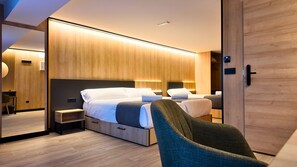 Chambre triple luxueuse | Literie de qualité, lit avec matelas en mousse à mémoire, bureau