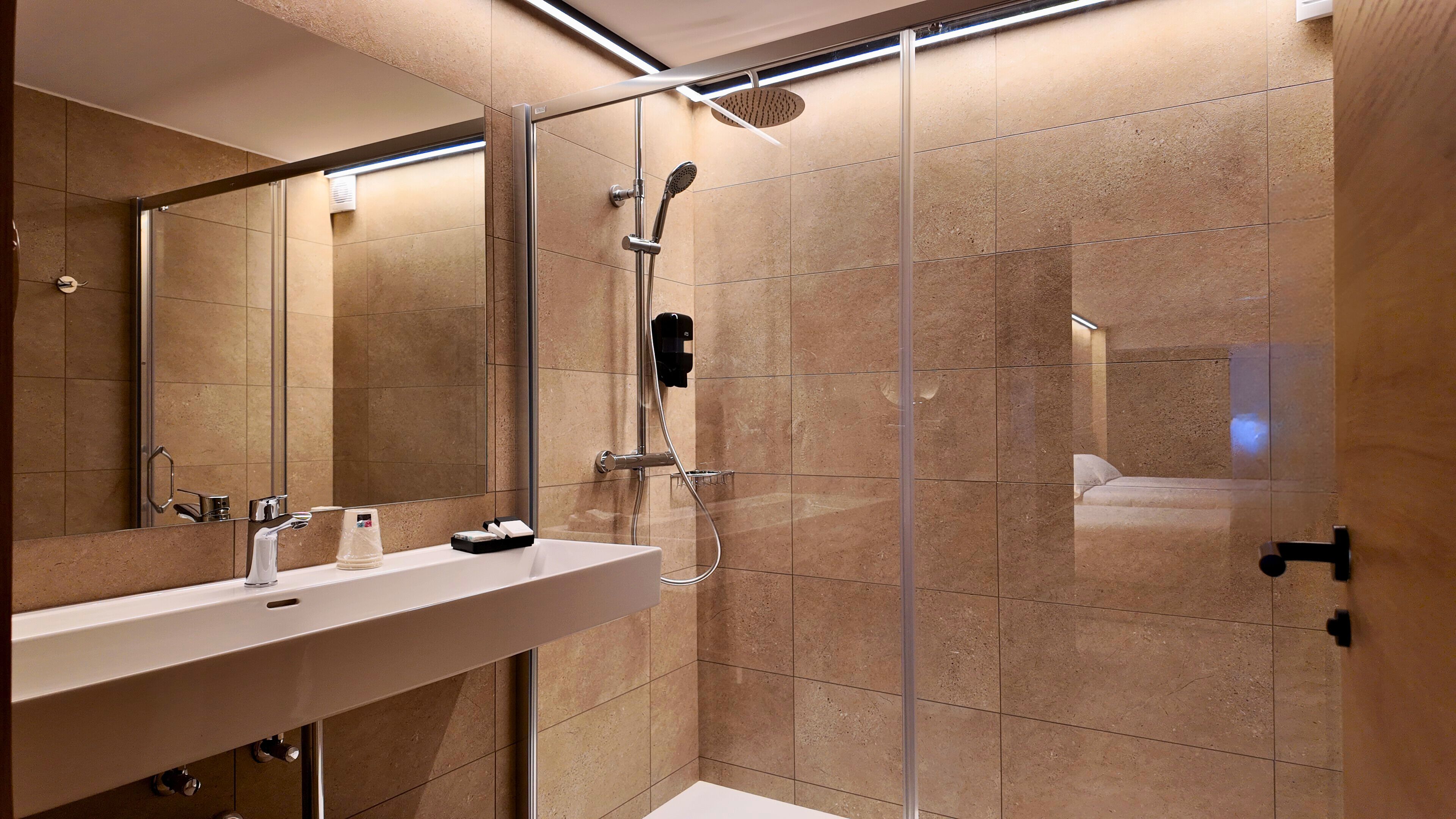 Chambre Triple Luxe | Salle de bain | Douche, articles de toilette gratuits, sèche-cheveux, chaussons