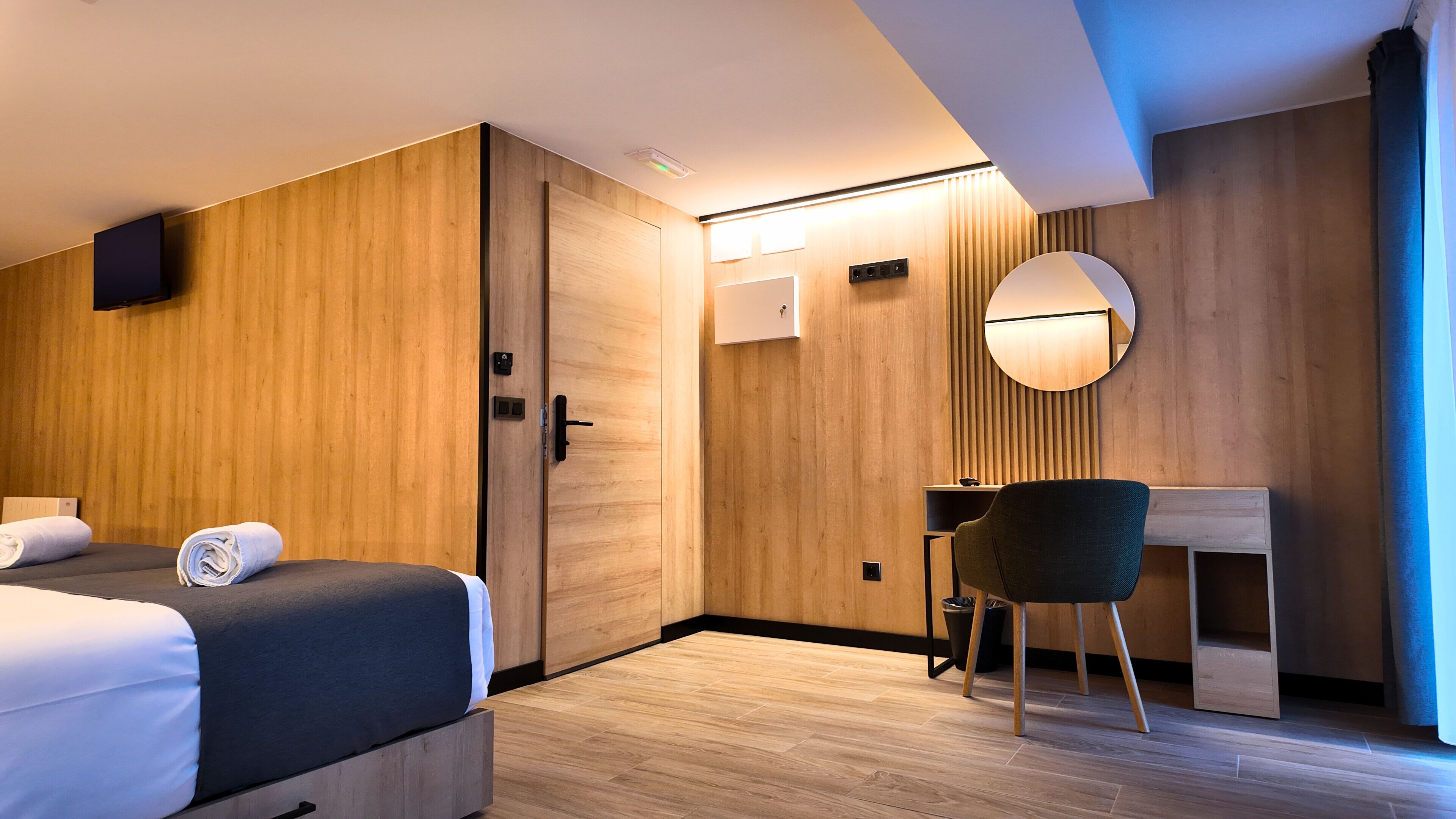 Luxury-Dreibettzimmer | Hochwertige Bettwaren, Betten mit Memory-Foam-Matratzen, Schreibtisch