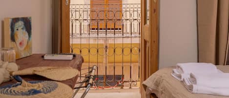 Doppelzimmer, Balkon, Stadtblick | Individuell dekoriert, individuell eingerichtet, Schreibtisch