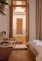 Decoración personalizada, muebles diferentes y escritorio 