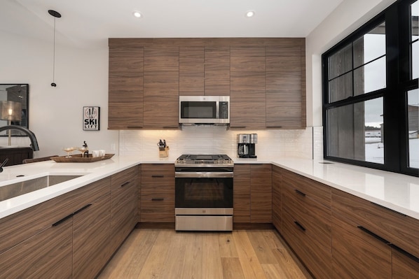 Refrigerador, microondas, horno y parrilla de estufa