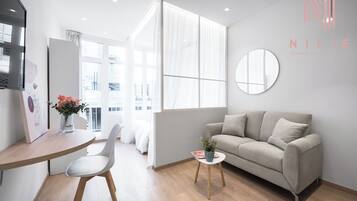 Studio, balkon, pemandangan kota | Area keluarga | TV layar datar dan kantor