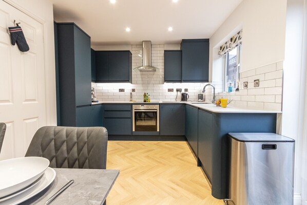 ثلاجة، ميكروويف، فرن، غسالة أطباق