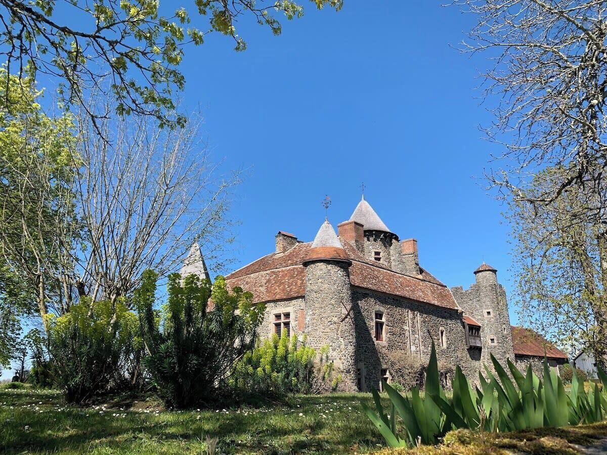 Patrimoine médiéval important dont nombreux chateaux (Ici  Bonnu) 