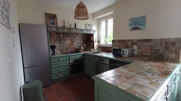 Jääkaappi, mikroaaltouuni, uuni, liesi