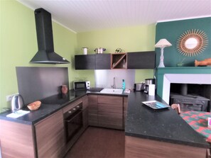 Kjøleskap, ovn, kokeplater og oppvaskmaskin