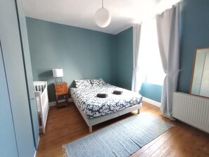 3 habitaciones, tabla de planchar con plancha, wifi y ropa de cama 