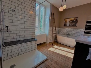 Een douche, gratis toiletartikelen, een haardroger, handdoeken