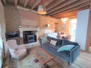 TV, fireplace
