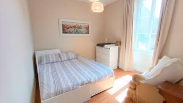 3 bedrooms, iron/ironing board, WiFi, bed sheets