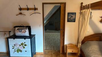 4 bedrooms, travel crib, WiFi, bed sheets