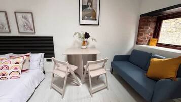 3 bedrooms, in-room safe, iron/ironing board, WiFi