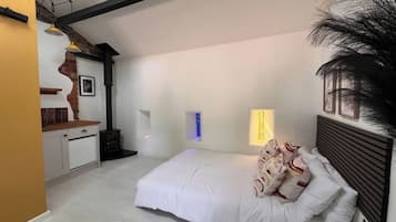 3 bedrooms, in-room safe, iron/ironing board, WiFi