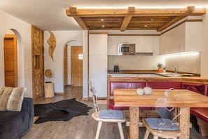 Deluxe Apartment, Mountain View | Private kitchen | Espresso maker, electric kettle, toaster, highchair - Alpine Mountain Chalet (Marebbe)