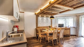 Căn hộ Deluxe, quang cảnh núi | Bếp riêng | Ấm điện, lò nướng bánh mì, ghế cao cho trẻ em, máy xay cà phê
