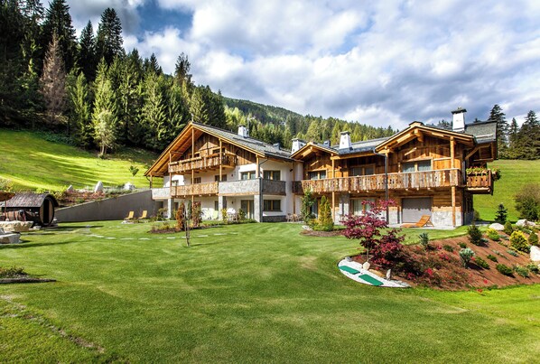 Exterior - Alpine Mountain Chalet (Marebbe)