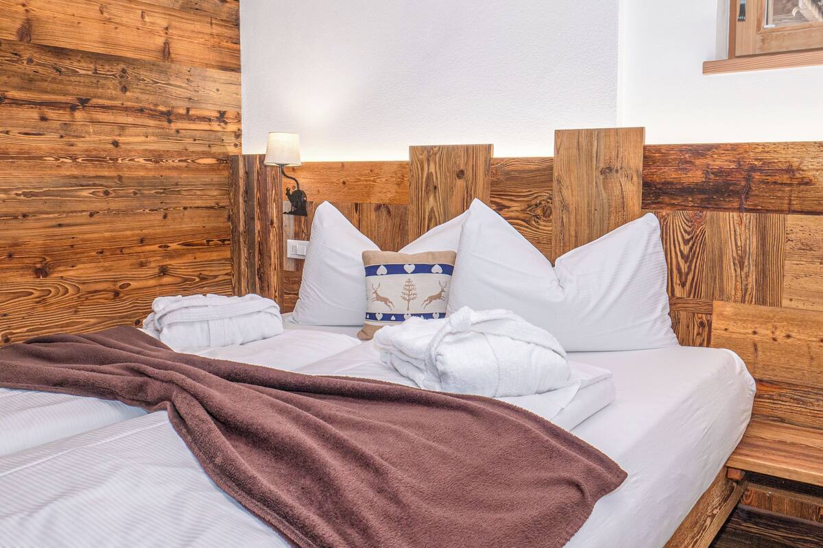 2 bedrooms, premium bedding, down duvets, in-room safe