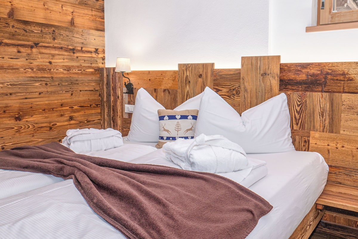 Apartemen Basic, pemandangan gunung | 2 kamar tidur, seprai premium, selimut bulu angsa, dan brankas