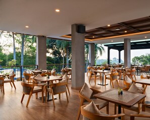 Outdoor dining - Laska Hotel & Resort Ciater (Subang)