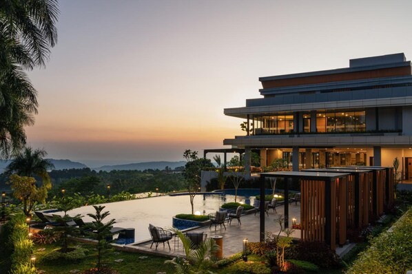 Outdoor pool - Laska Hotel & Resort Ciater (Subang)