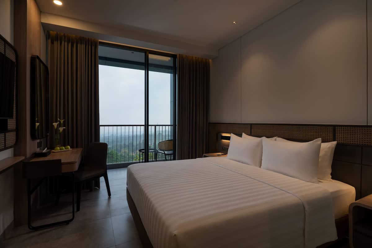 Superior Balcony Queen | Minibar, escritorio, wifi gratis y ropa de cama