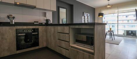 Een koelkast, een magnetron, een oven, een kookplaat