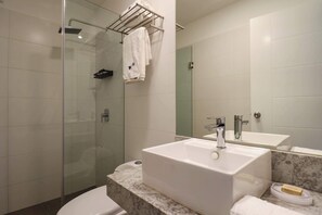 Suihku, hiustenkuivaaja, pyyhkeet