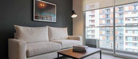 Una televisión, un reproductor estéreo, una oficina