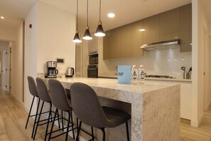 Fridge, microwave, oven, stovetop - Charming 2BR with Balcony in Miraflores (Miraflores)