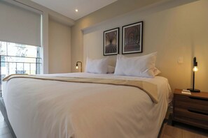 2 bedrooms, iron/ironing board, WiFi, bed sheets - Charming 2BR with Balcony in Miraflores (Miraflores)