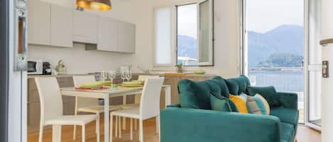 Appartement, uitzicht op meer | 2 slaapkamers, luxe beddengoed, donsdekens, een strijkplank/strijkijzer