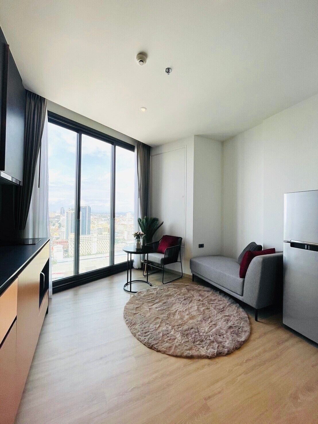 ลักซ์ชัวรี่คอนโด, วิวทะเล | บริเวณนั่งเล่น | สมาร์ททีวี 55 นิ้ว พร้อมช่องดิจิตอล, Netflix, บริการสตรีมมิ่ง