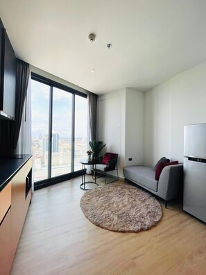 Luxury Condo, Sea View | Living area | 55-inch Smart TV with digital channels, Netflix, streaming services - Sea View Edge Central Pattaya (Pattaya)