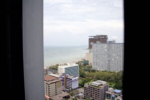 A view of a coastal cityscape with multiple high-rise buildings, including a hotel with a view of the sea. - Sea View Edge Central Pattaya (Pattaya)
