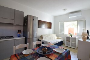 Apartamento, balcón, vistas al mar | Cocina privada | Frigorífico grande, microondas, horno y placa de cocina