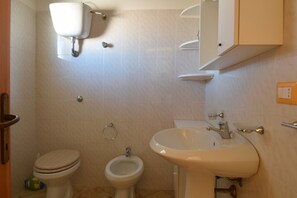 Apartemen, balkon, pemandangan laut | Kamar mandi | Shower, kloset,  dan handuk