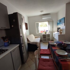 Apartemen, balkon, pemandangan laut | Area keluarga | Televisi 32-inci dengan saluran TV kabel