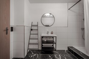 Secadora de cabello, toallas, jabón, papel de baño 