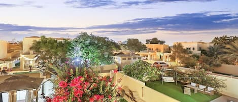 تناول الطعام بالخارج