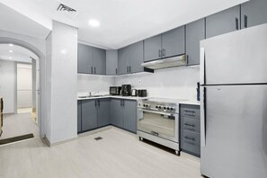 Jääkaappi, mikroaaltouuni, uuni, liesi