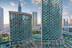 Exterior - Family 3BR Flat | Free Parking, Gym, Pool & Burj Views (Dubai)