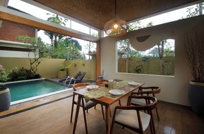 Villa, 2 habitaciones, piscina privada | Zona de estar | Televisión de pantalla plana de 41 pulgadas con canales por cable