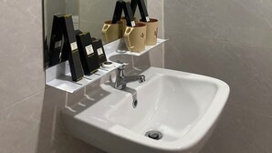 Habitación empresarial con 2 camas individuales | Baño | Regadera, amenidades de baño gratuitas, secadora de cabello, pantuflas