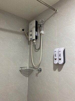 Executive Room | Bathroom | Shower, free toiletries, hair dryer, slippers - Guangdong Business Hotel SM Mall of Asia Guangdong Hotel (Pasay)