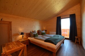 3 slaapkamers, een strijkplank/strijkijzer, reisbedje, gratis wifi