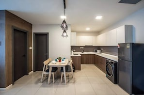 Refrigerador, microondas, parrilla de estufa y utensilios de cocina