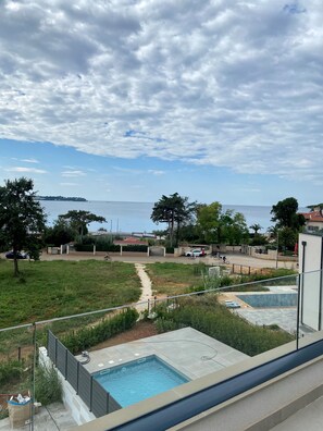 Property grounds - Spacious 4-Bedroom Rental with Sauna, WiFi, and A/C – Just 30m from the Beach (Porec)